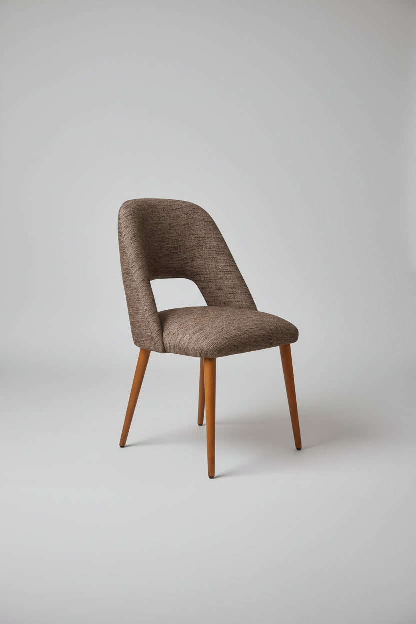 Chair with wooden legs 